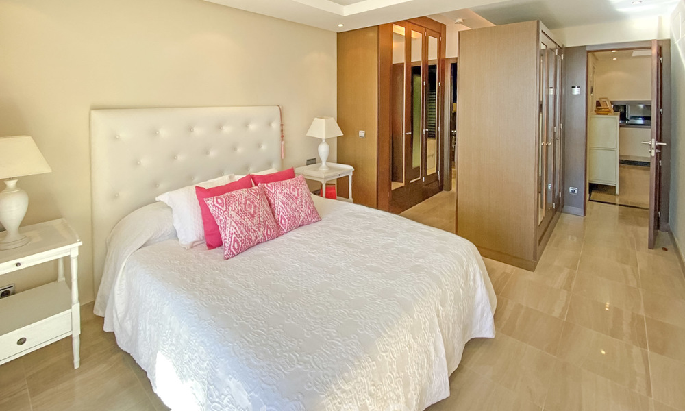 Modern penthouse te koop in een eerstelijnstrand complex met eigen zwembad en zeezicht, tussen Marbella en Estepona 25755