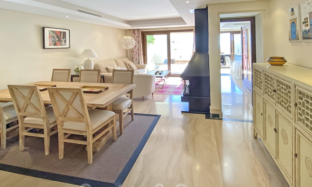Modern penthouse te koop in een eerstelijnstrand complex met eigen zwembad en zeezicht, tussen Marbella en Estepona 25758