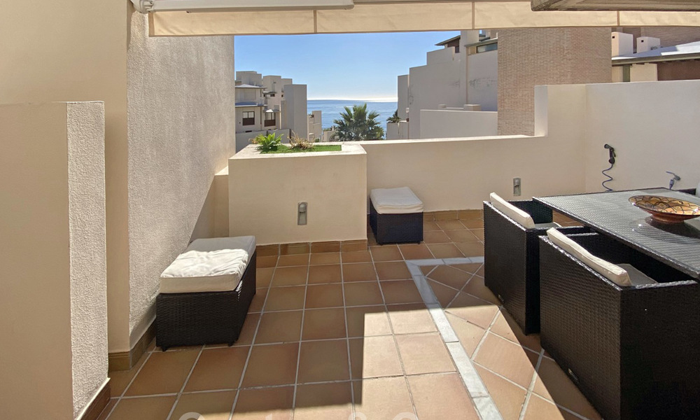 Modern penthouse te koop in een eerstelijnstrand complex met eigen zwembad en zeezicht, tussen Marbella en Estepona 25762