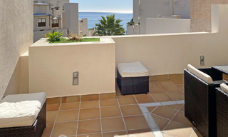 Modern penthouse te koop in een eerstelijnstrand complex met eigen zwembad en zeezicht, tussen Marbella en Estepona 25763 