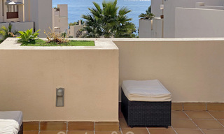 Modern penthouse te koop in een eerstelijnstrand complex met eigen zwembad en zeezicht, tussen Marbella en Estepona 25765 