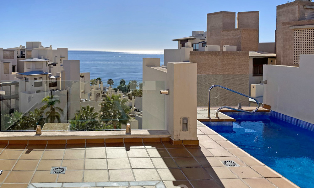 Modern penthouse te koop in een eerstelijnstrand complex met eigen zwembad en zeezicht, tussen Marbella en Estepona 25769