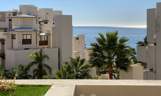 Modern penthouse te koop in een eerstelijnstrand complex met eigen zwembad en zeezicht, tussen Marbella en Estepona 25773 