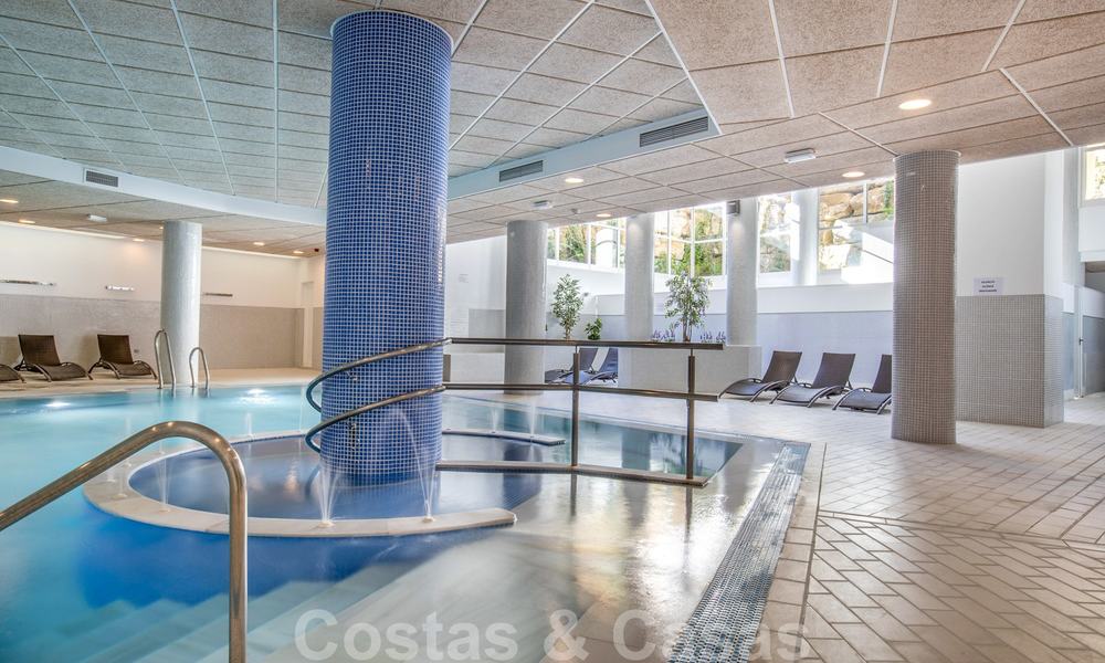 Modern penthouse te koop in een eerstelijnstrand complex met eigen zwembad en zeezicht, tussen Marbella en Estepona 25778