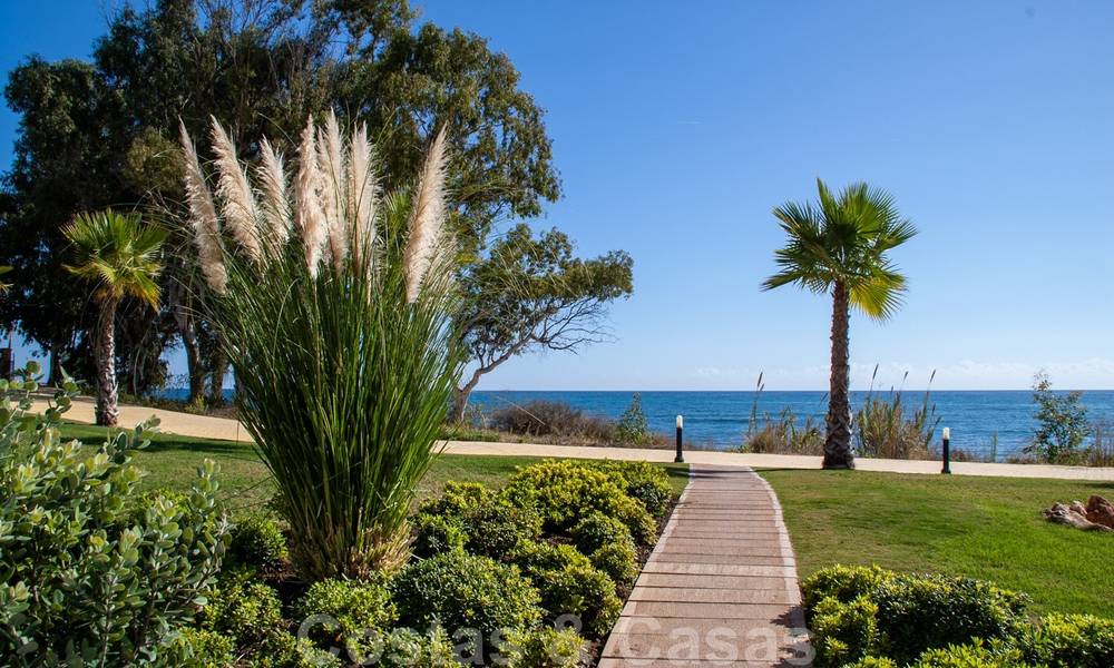 Modern penthouse te koop in een eerstelijnstrand complex met eigen zwembad en zeezicht, tussen Marbella en Estepona 25785