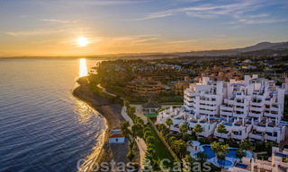 Modern penthouse te koop in een eerstelijnstrand complex met eigen zwembad en zeezicht, tussen Marbella en Estepona 25786 