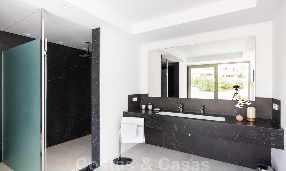 Gloednieuwe ultramoderne luxe villa te koop met zeezicht in Marbella - Benahavis 35690