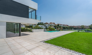 Instapklare nieuwe moderne luxe villa te koop, direct aan de golfbaan gelegen in Marbella - Benahavis 33919 