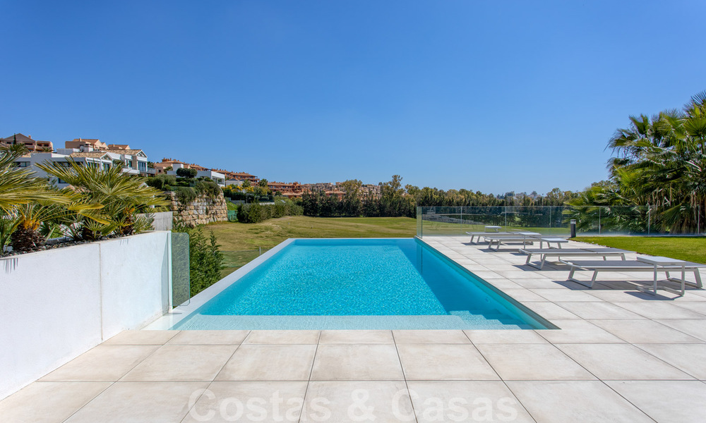 Instapklare nieuwe moderne luxe villa te koop, direct aan de golfbaan gelegen in Marbella - Benahavis 35395