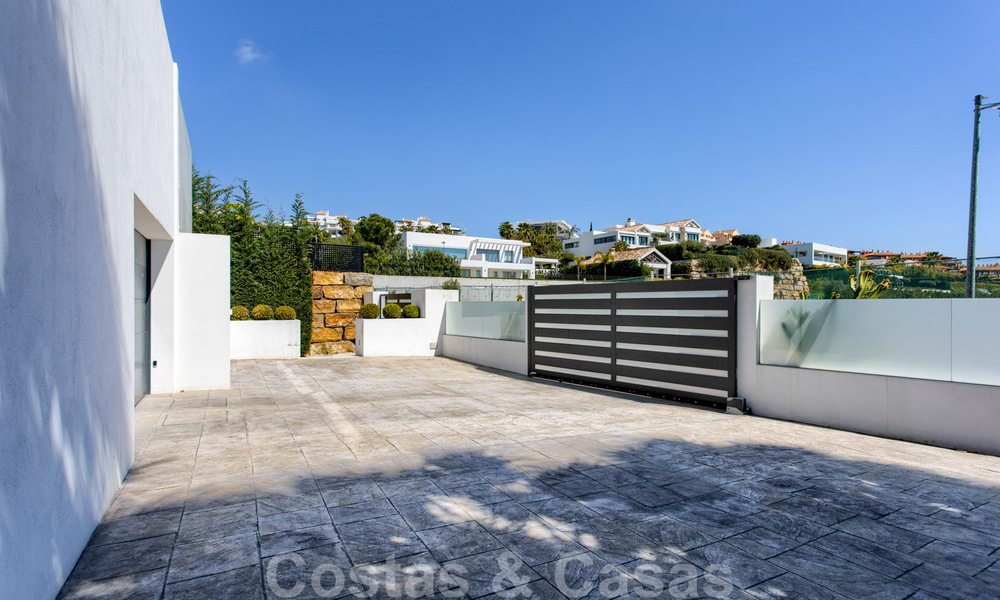 Instapklare nieuwe moderne luxe villa te koop, direct aan de golfbaan gelegen in Marbella - Benahavis 35407