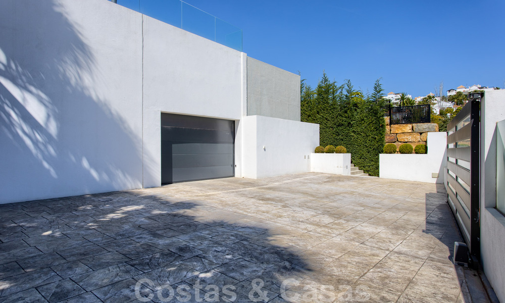 Instapklare nieuwe moderne luxe villa te koop, direct aan de golfbaan gelegen in Marbella - Benahavis 35408
