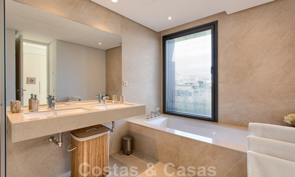 Instapklare nieuwe moderne luxe villa te koop, direct aan de golfbaan gelegen in Marbella - Benahavis 35415