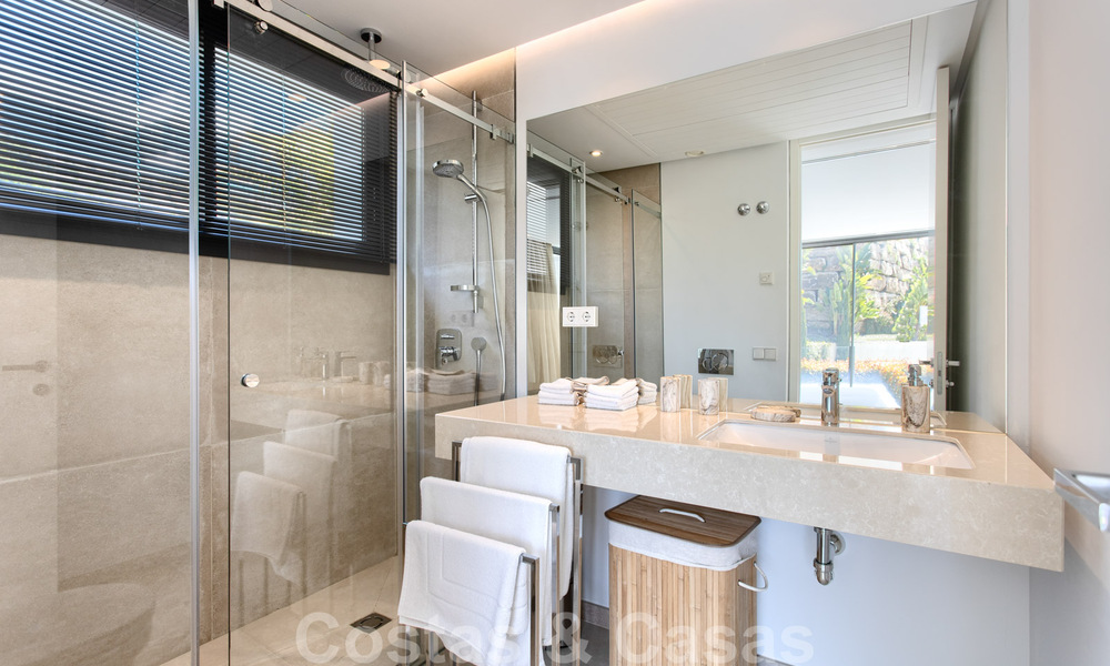 Instapklare nieuwe moderne luxe villa te koop, direct aan de golfbaan gelegen in Marbella - Benahavis 35420