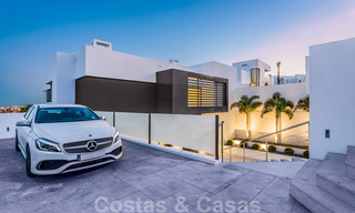 Instapklare nieuwe luxe villa te koop, ontworpen onder een symmetrische architectuur met moderne lijnen, met golf- en zeezicht in Marbella - Benahavis 36567 