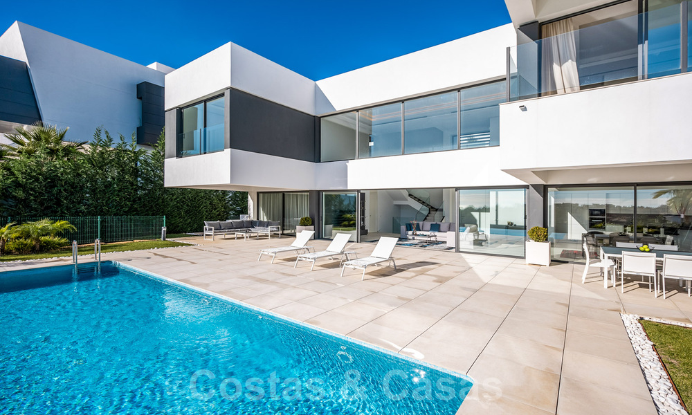 Instapklare nieuwe luxe villa te koop, ontworpen onder een symmetrische architectuur met moderne lijnen, met golf- en zeezicht in Marbella - Benahavis 36568