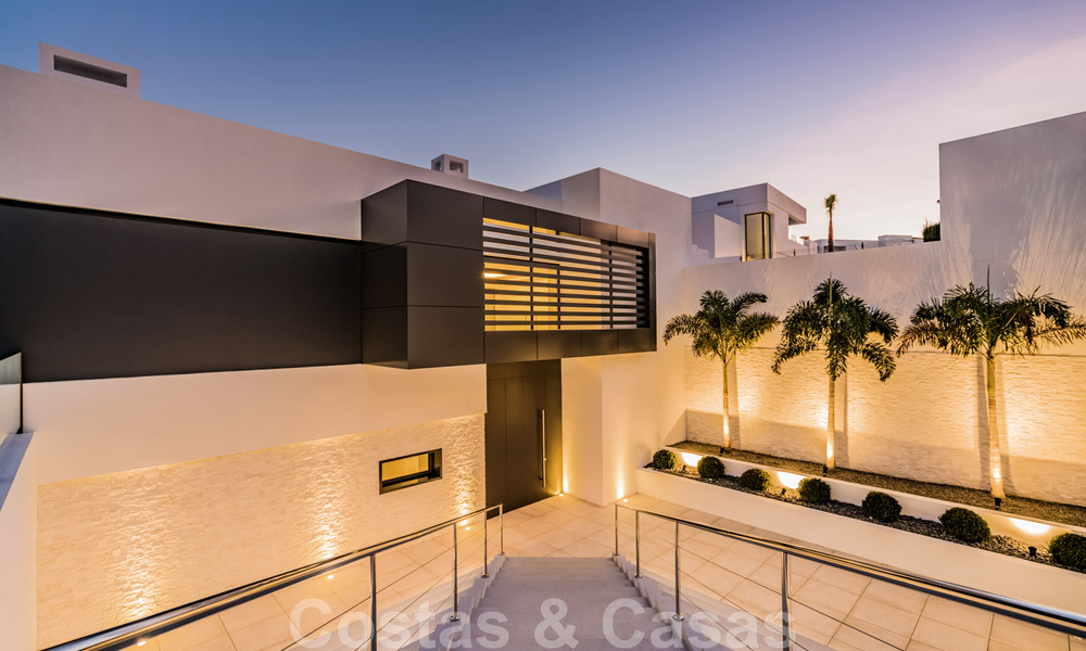 Instapklare nieuwe luxe villa te koop, ontworpen onder een symmetrische architectuur met moderne lijnen, met golf- en zeezicht in Marbella - Benahavis 36569