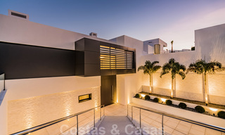 Instapklare nieuwe luxe villa te koop, ontworpen onder een symmetrische architectuur met moderne lijnen, met golf- en zeezicht in Marbella - Benahavis 36569 