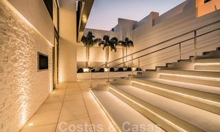 Instapklare nieuwe luxe villa te koop, ontworpen onder een symmetrische architectuur met moderne lijnen, met golf- en zeezicht in Marbella - Benahavis 36570 