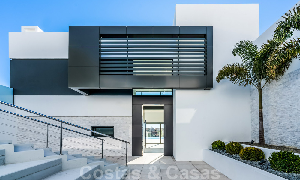 Instapklare nieuwe luxe villa te koop, ontworpen onder een symmetrische architectuur met moderne lijnen, met golf- en zeezicht in Marbella - Benahavis 36574
