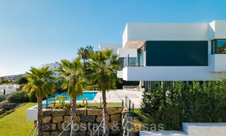 Instapklare nieuwe luxe villa te koop, ontworpen onder een symmetrische architectuur met moderne lijnen, met golf- en zeezicht in Marbella - Benahavis 36577 