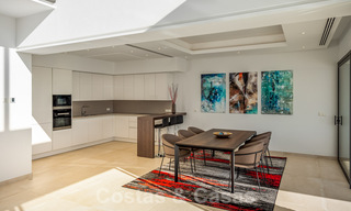 Instapklare nieuwe luxe villa te koop, ontworpen onder een symmetrische architectuur met moderne lijnen, met golf- en zeezicht in Marbella - Benahavis 36578 
