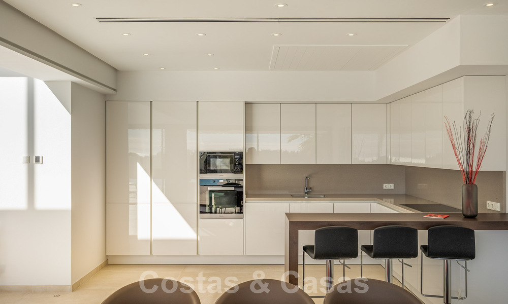 Instapklare nieuwe luxe villa te koop, ontworpen onder een symmetrische architectuur met moderne lijnen, met golf- en zeezicht in Marbella - Benahavis 36580