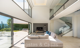 Instapklare nieuwe luxe villa te koop, ontworpen onder een symmetrische architectuur met moderne lijnen, met golf- en zeezicht in Marbella - Benahavis 36583 