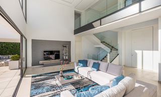Instapklare nieuwe luxe villa te koop, ontworpen onder een symmetrische architectuur met moderne lijnen, met golf- en zeezicht in Marbella - Benahavis 36584 