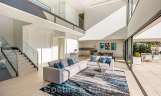 Instapklare nieuwe luxe villa te koop, ontworpen onder een symmetrische architectuur met moderne lijnen, met golf- en zeezicht in Marbella - Benahavis 36585 