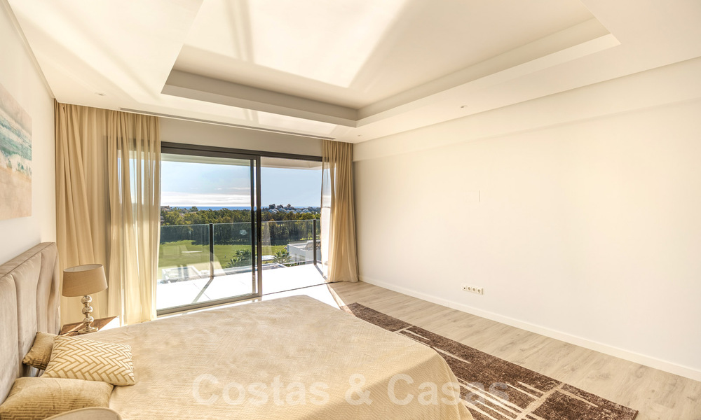 Instapklare nieuwe luxe villa te koop, ontworpen onder een symmetrische architectuur met moderne lijnen, met golf- en zeezicht in Marbella - Benahavis 36587