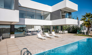 Instapklare nieuwe luxe villa te koop, ontworpen onder een symmetrische architectuur met moderne lijnen, met golf- en zeezicht in Marbella - Benahavis 36590 