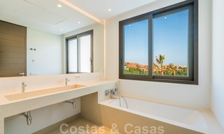Instapklare nieuwe moderne ruime luxe villa te koop, direct aan de golfbaan gelegen in Marbella - Benahavis 25918 