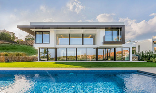 Instapklare nieuwe moderne ruime luxe villa te koop, direct aan de golfbaan gelegen in Marbella - Benahavis 25922 
