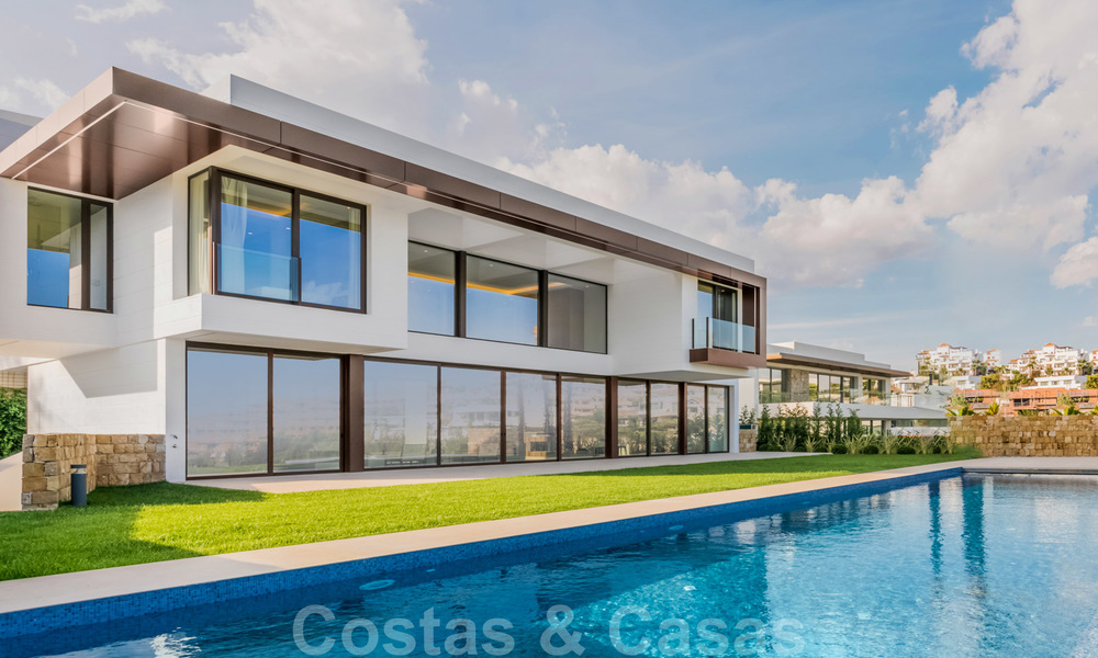 Instapklare nieuwe moderne ruime luxe villa te koop, direct aan de golfbaan gelegen in Marbella - Benahavis 25923