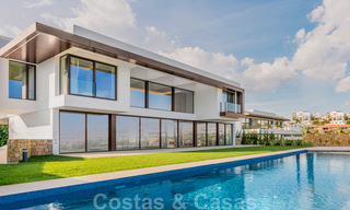 Instapklare nieuwe moderne ruime luxe villa te koop, direct aan de golfbaan gelegen in Marbella - Benahavis 25923 