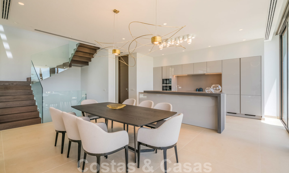 Instapklare nieuwe moderne ruime luxe villa te koop, direct aan de golfbaan gelegen in Marbella - Benahavis 25925