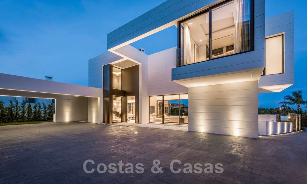 Instapklare nieuwe moderne ruime luxe villa te koop, direct aan de golfbaan gelegen in Marbella - Benahavis 25931