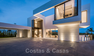 Instapklare nieuwe moderne ruime luxe villa te koop, direct aan de golfbaan gelegen in Marbella - Benahavis 25931 