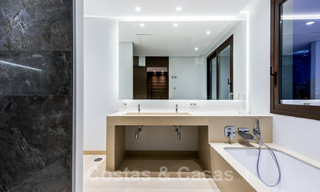 Instapklare nieuwe moderne ruime luxe villa te koop, direct aan de golfbaan gelegen in Marbella - Benahavis 25933 