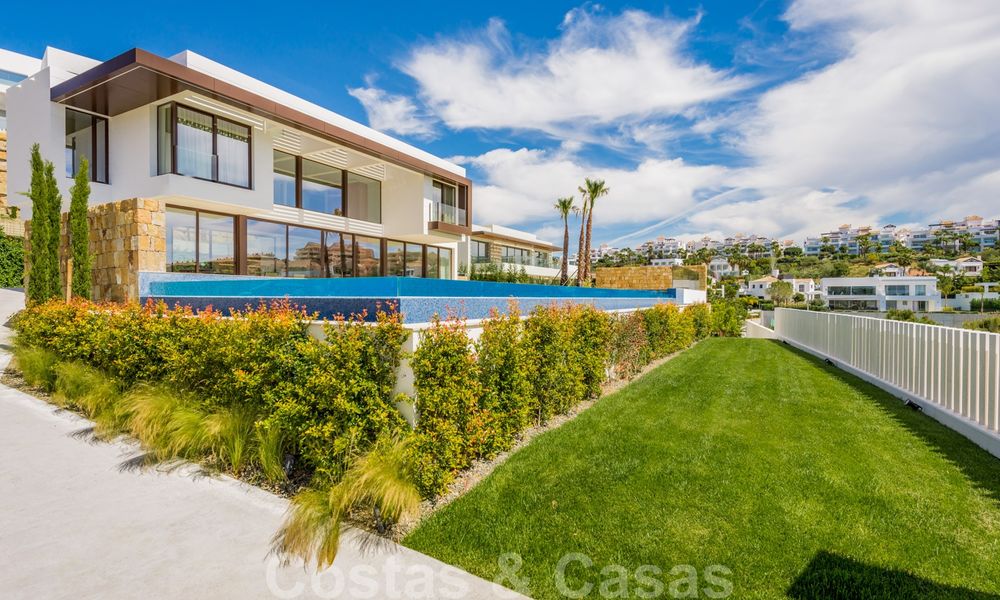 Instapklare nieuwe moderne ruime luxe villa te koop, direct aan de golfbaan gelegen in Marbella - Benahavis 25939