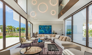 Instapklare nieuwe moderne ruime luxe villa te koop, direct aan de golfbaan gelegen in Marbella - Benahavis 25940 