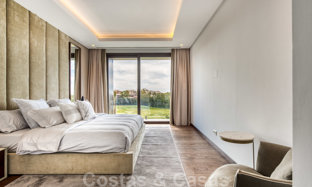 Instapklare nieuwe moderne ruime luxe villa te koop, direct aan de golfbaan gelegen in Marbella - Benahavis 25941
