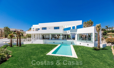 Moderne villa met zeezicht te koop in Los Flamingos Golf in Marbella - Benahavis. Verlaagd in prijs. 26000
