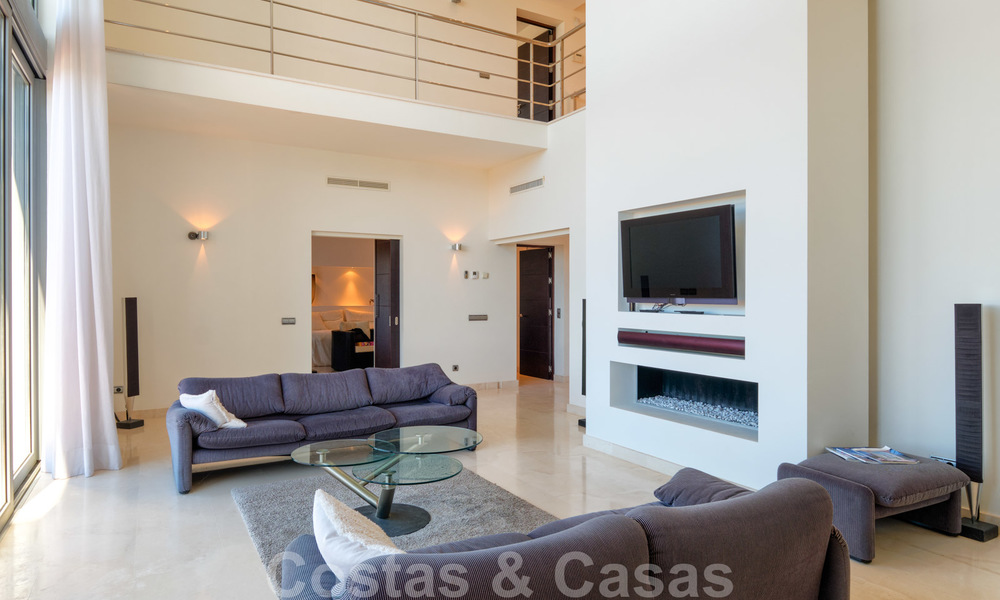 Moderne villa met panoramisch golf- en zeezicht te koop in Los Flamingos Golf in Marbella - Benahavis 26020