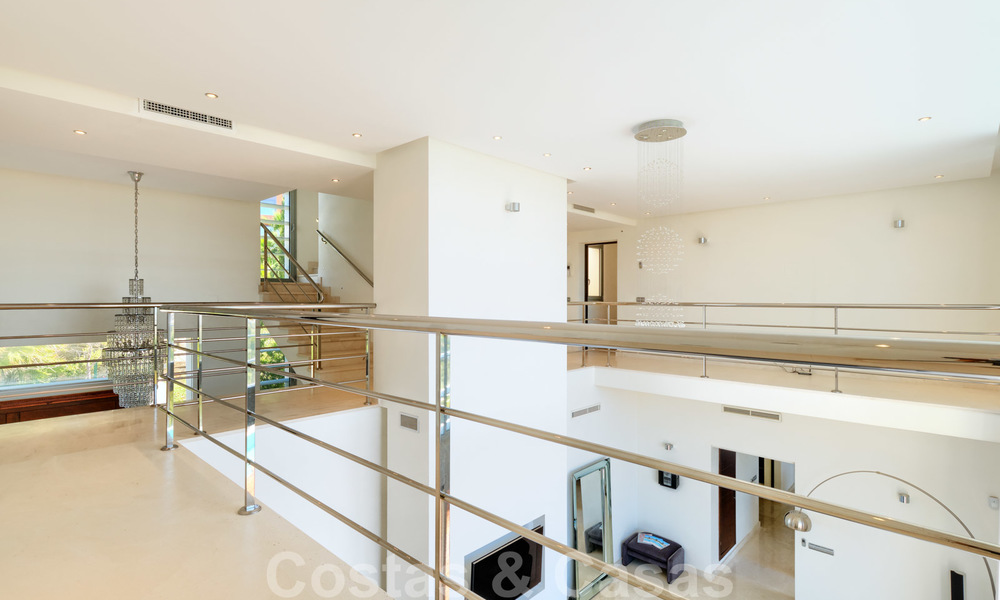 Moderne villa met panoramisch golf- en zeezicht te koop in Los Flamingos Golf in Marbella - Benahavis 26047