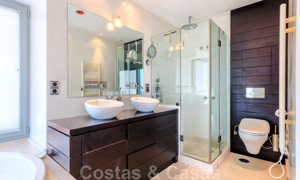Moderne villa met panoramisch golf- en zeezicht te koop in Los Flamingos Golf in Marbella - Benahavis 26050