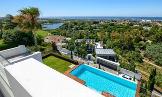 Moderne villa met panoramisch golf- en zeezicht te koop in Los Flamingos Golf in Marbella - Benahavis 26056 