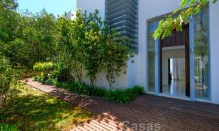 Moderne villa met panoramisch golf- en zeezicht te koop in Los Flamingos Golf in Marbella - Benahavis 26057 