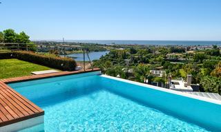 Moderne villa met panoramisch golf- en zeezicht te koop in Los Flamingos Golf in Marbella - Benahavis 26063 