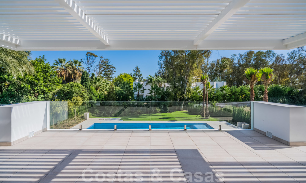 Instapklare warme moderne villa te koop, strandzijde in het prestigieuze Guadalmina Baja te Marbella 26067
